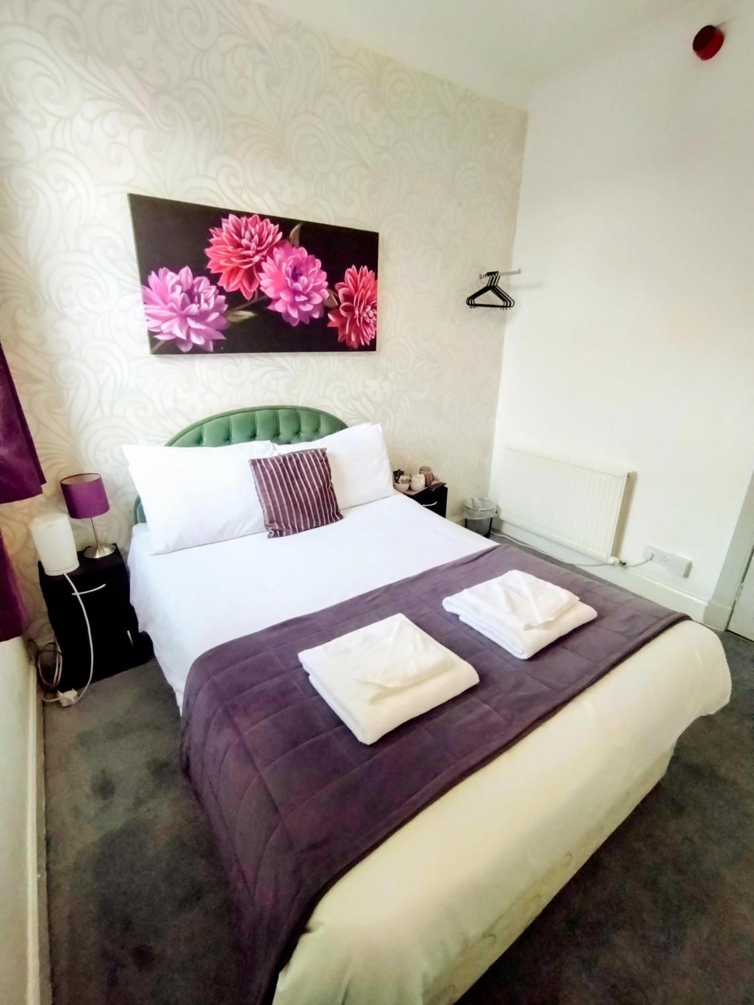 Oyo Gin House Hotel Greenock Bagian luar foto