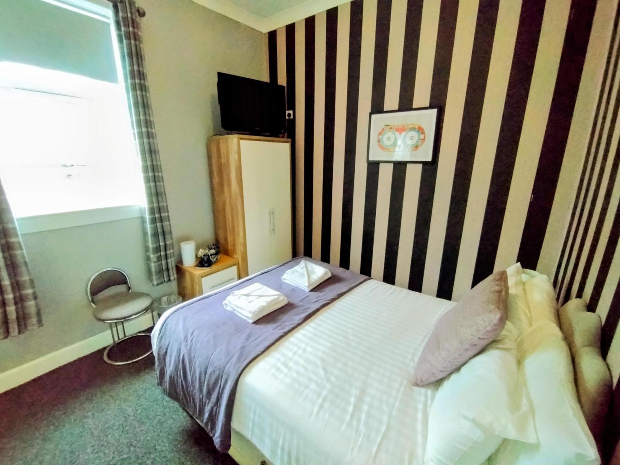 Oyo Gin House Hotel Greenock Bagian luar foto