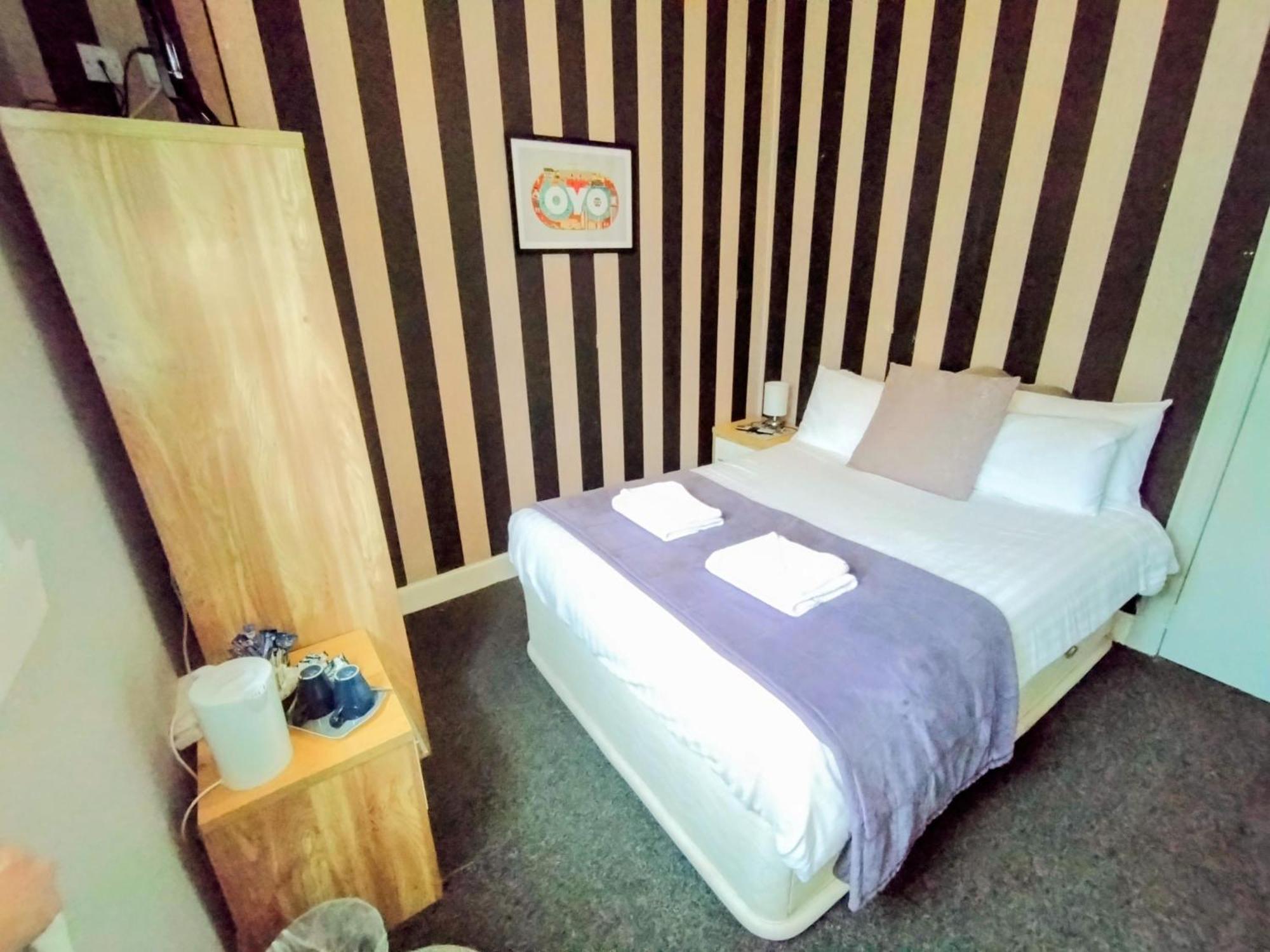 Oyo Gin House Hotel Greenock Bagian luar foto