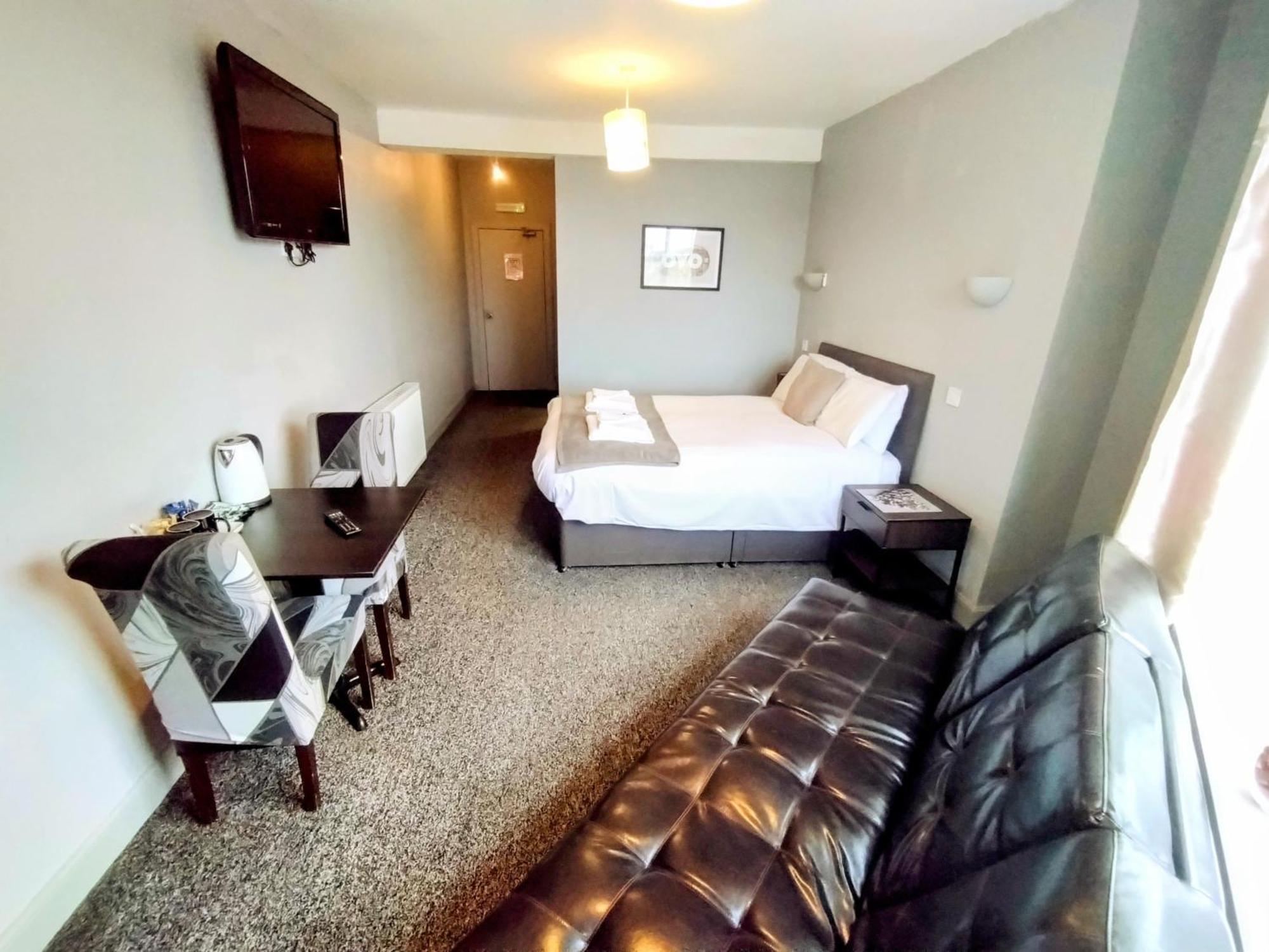 Oyo Gin House Hotel Greenock Bagian luar foto