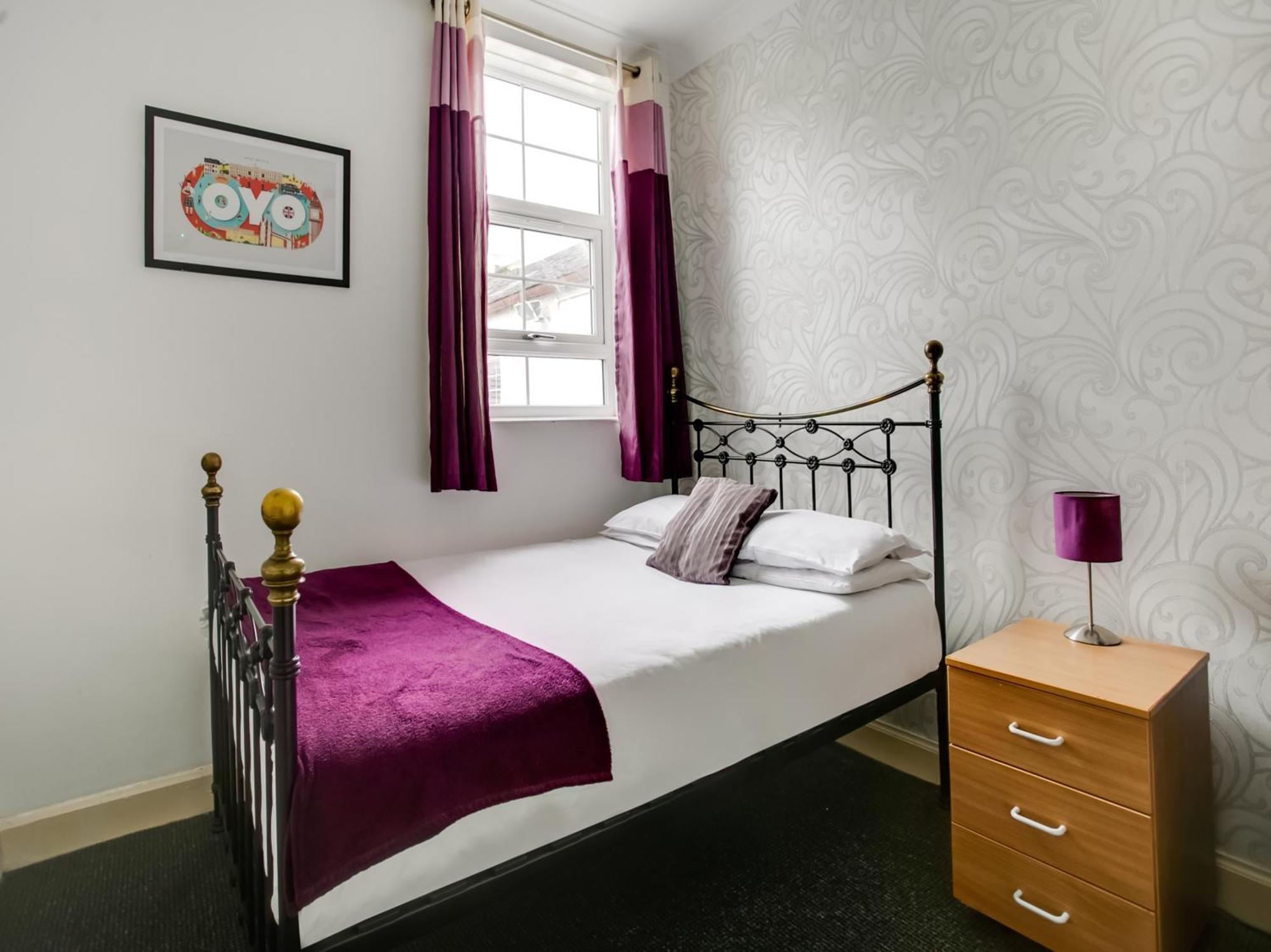 Oyo Gin House Hotel Greenock Bagian luar foto