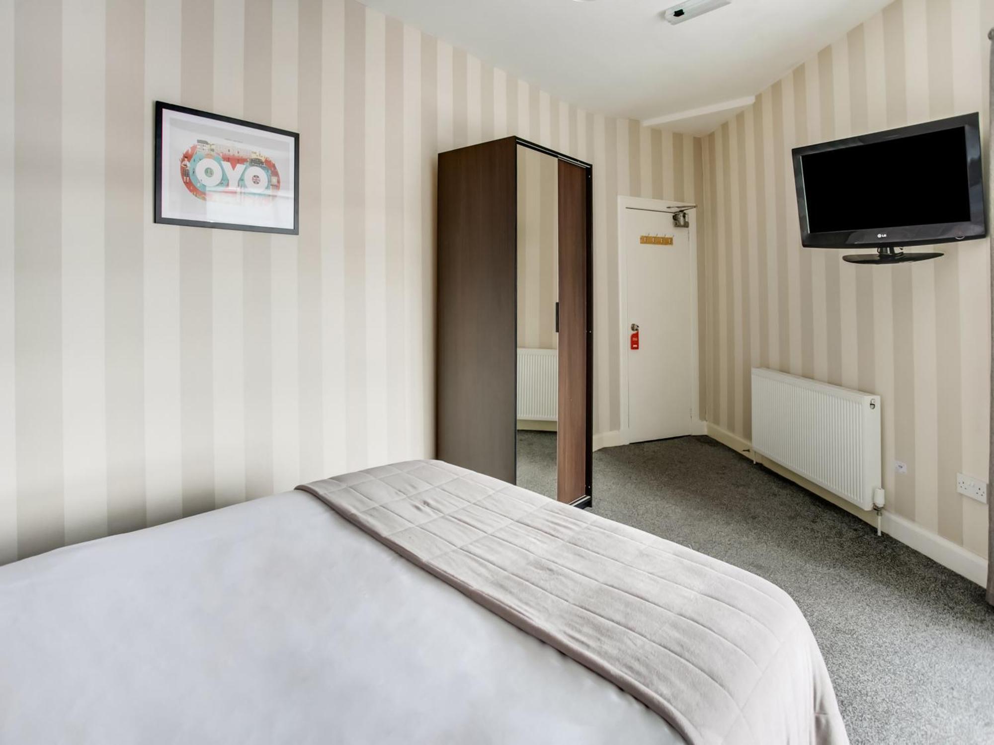 Oyo Gin House Hotel Greenock Bagian luar foto